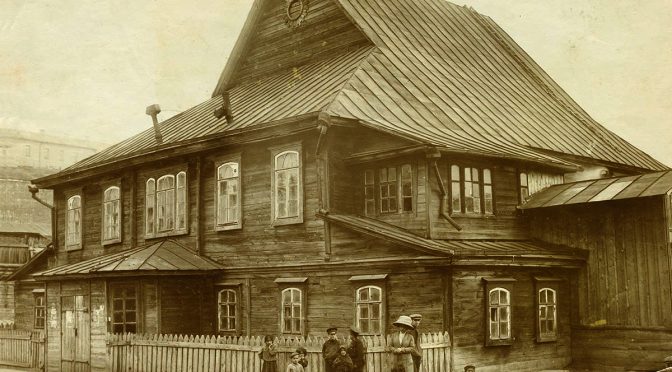Unbekannter Fotograf, Die Holzsynagoge von Mogilew (heute: Mahiljou, Weissrussland), 1913