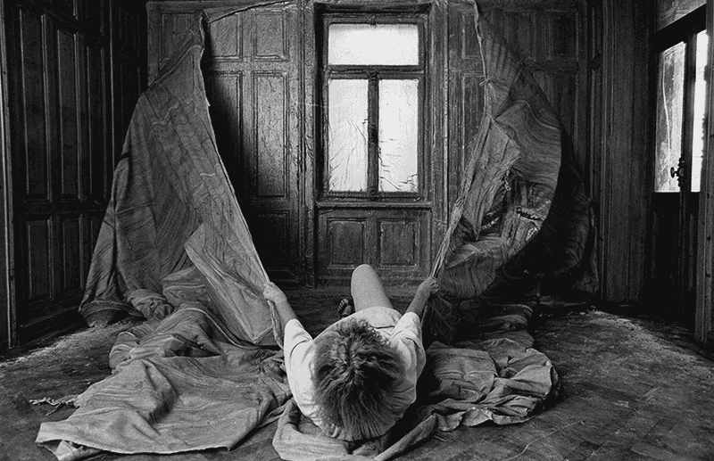 Heidi Bucher beim Häutungsprozess von Herrenzimmer, 1978